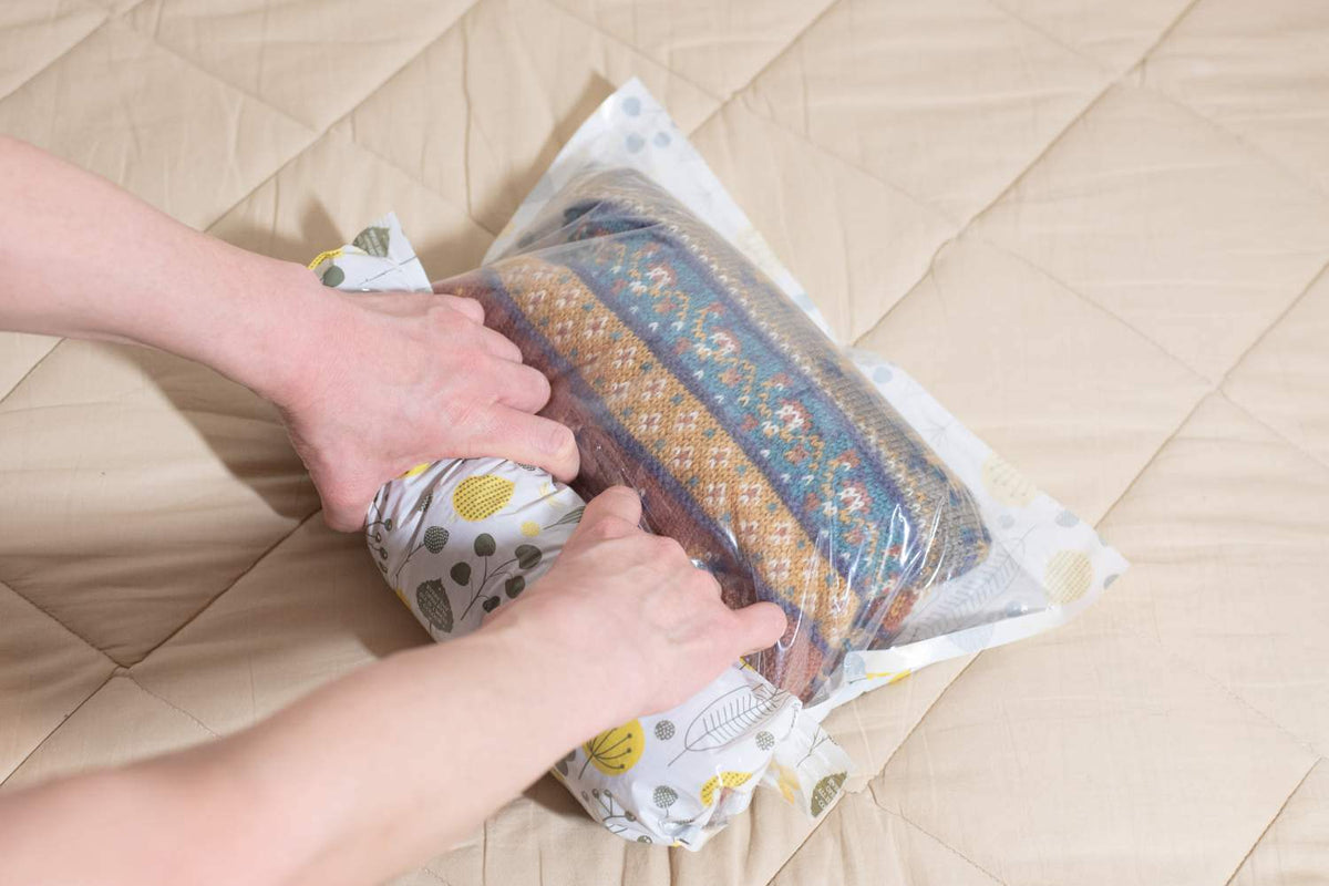 圧縮袋で収納チャレンジ！かさばる冬物セーターはぎゅっと圧縮して春を迎える。