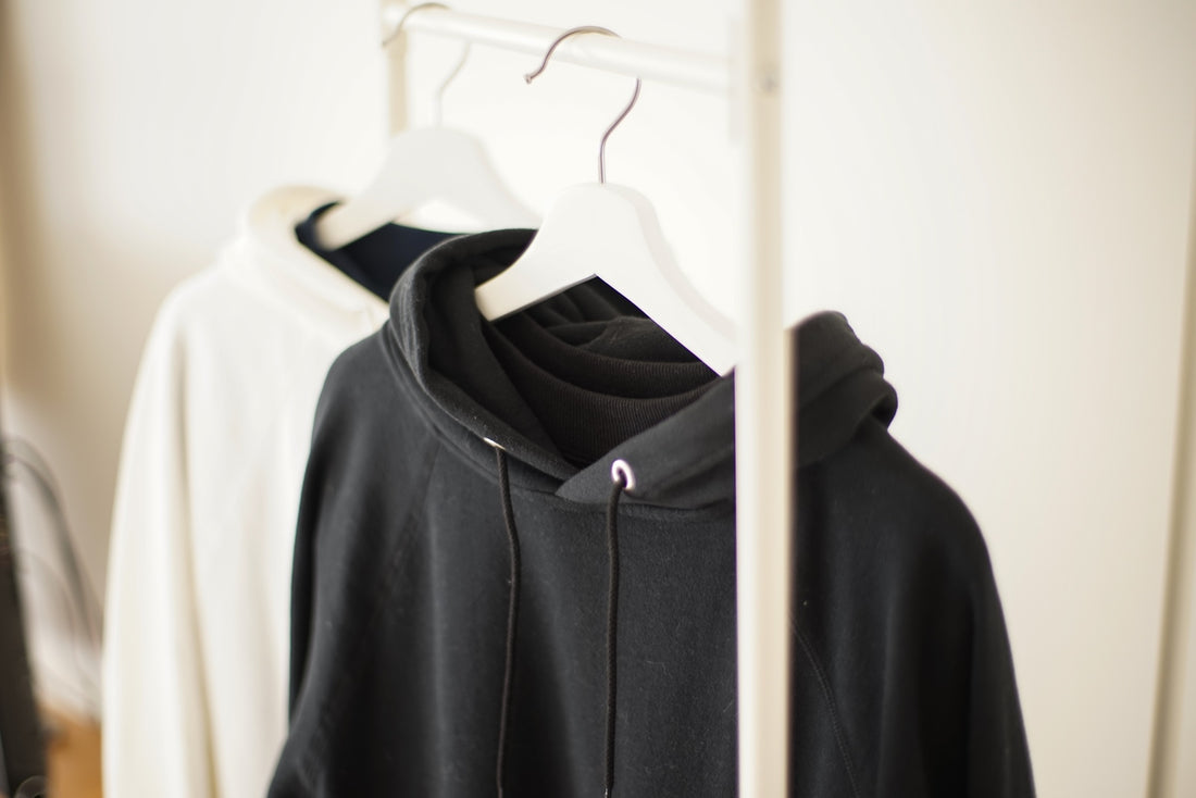 モックネックTシャツとプルオーバーパーカのいい関係