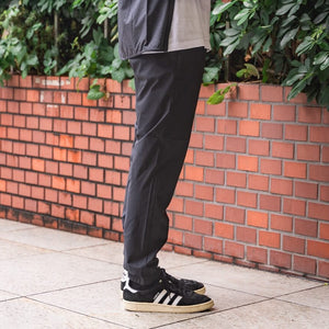 毎日の着こなしに馴染む、楽ちんボトムス。ユニクロ VS glimmer【Vol.4 ジョガーパンツ編】