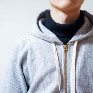 フードの立ち上がりが服装の印象を変える