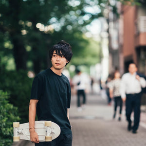 脱！子供っぽさ。大人感を演出する"黒Tシャツ"のススメ