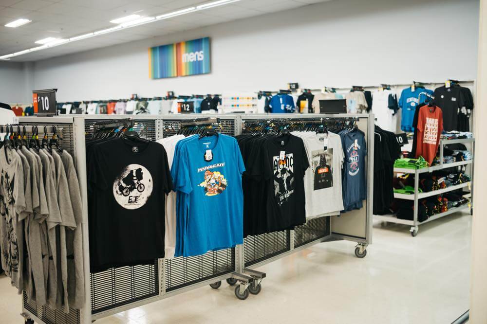 外国人のダサいTシャツ。オーストラリアのダサいTシャツ売り場とそれらを着る理由