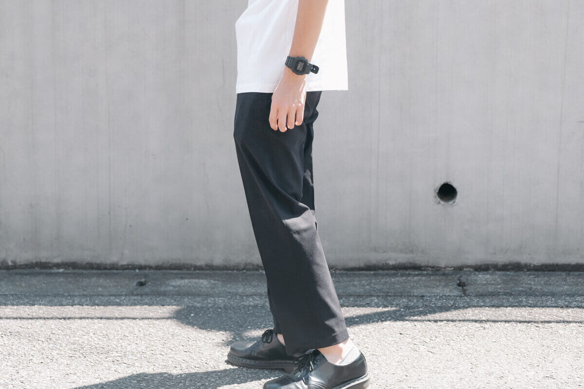 カジュアルに着こなせるユニクロ「感動パンツ」でコーディネート