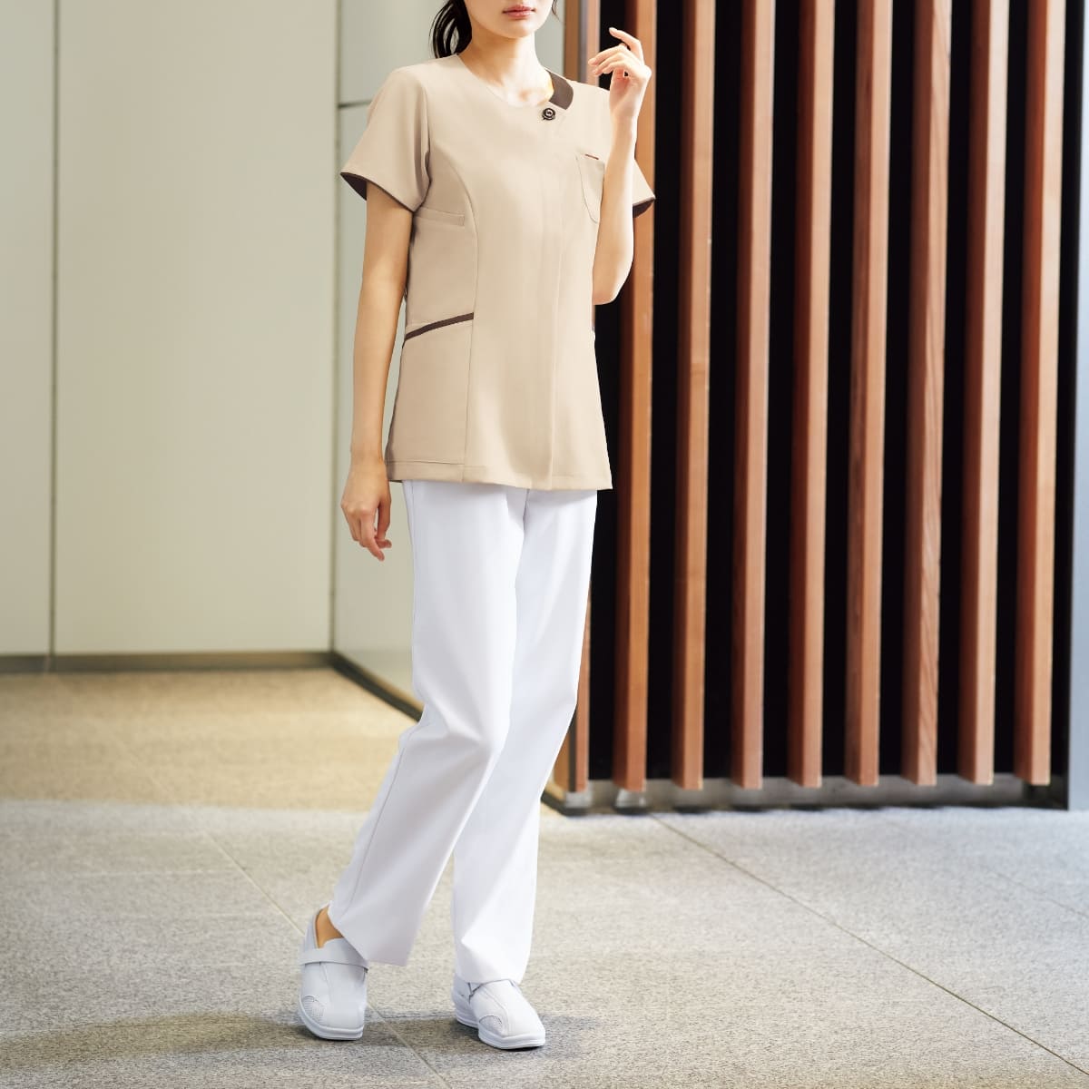 レディスジップスクラブ | 医療介護ユニフォーム | 1枚 | 7069SC | エクルベージュ×ブラウン