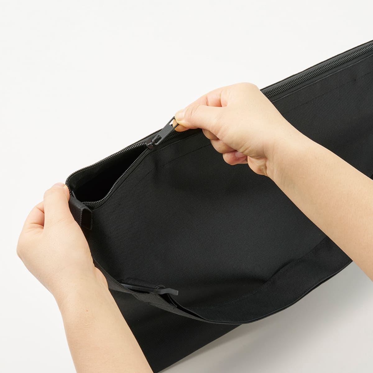 アジャスター付ファスナーショルダーバッグ | ノベルティ(小物) | 1枚 | TR-1407 | ミルキーベージュ