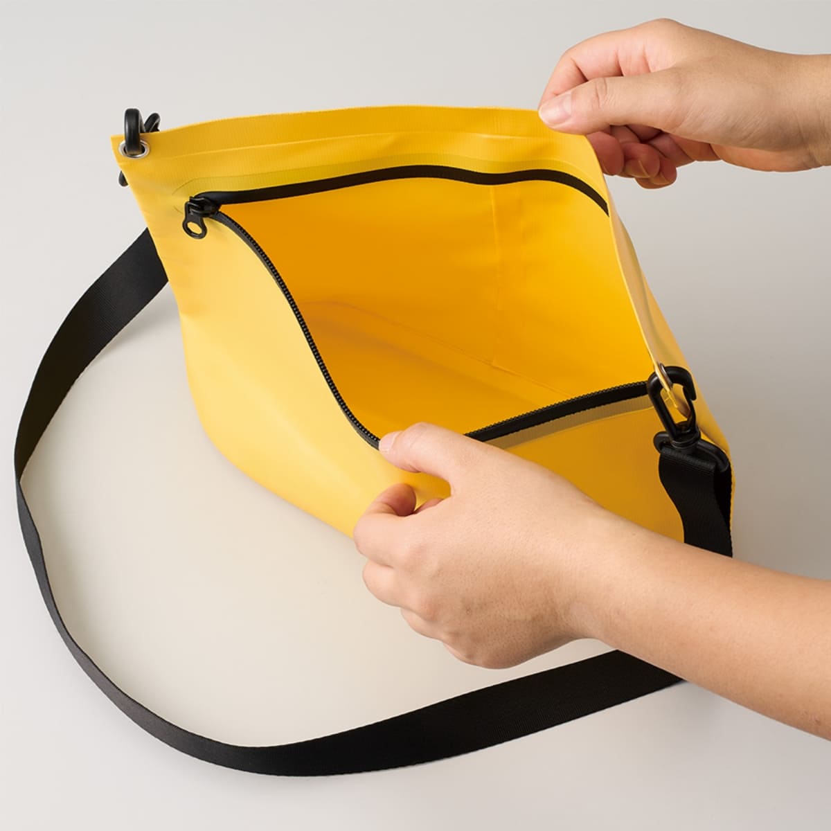 ターポリンショルダーバッグ | ノベルティ(小物) | 1枚 | TR-1443 | イエロー