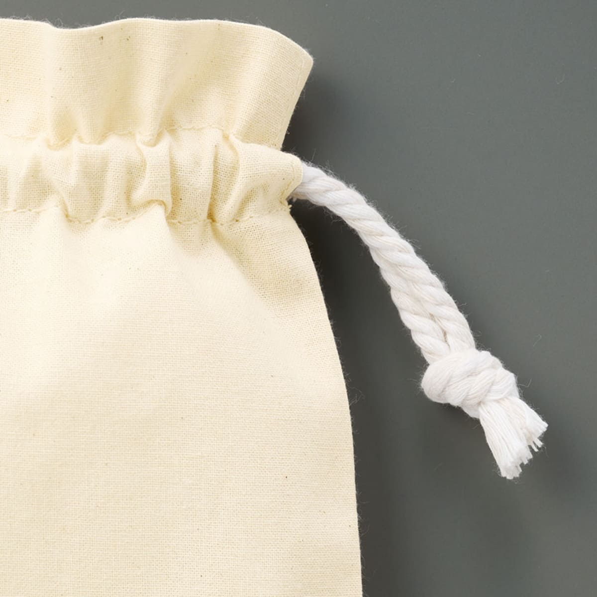 フェアトレードコットンフリル巾着(S) | ノベルティ(小物) | 1枚 | TP-0048 | スモークピンク